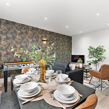 Stylish Two-Bedroom Flat In NWI Exterior foto