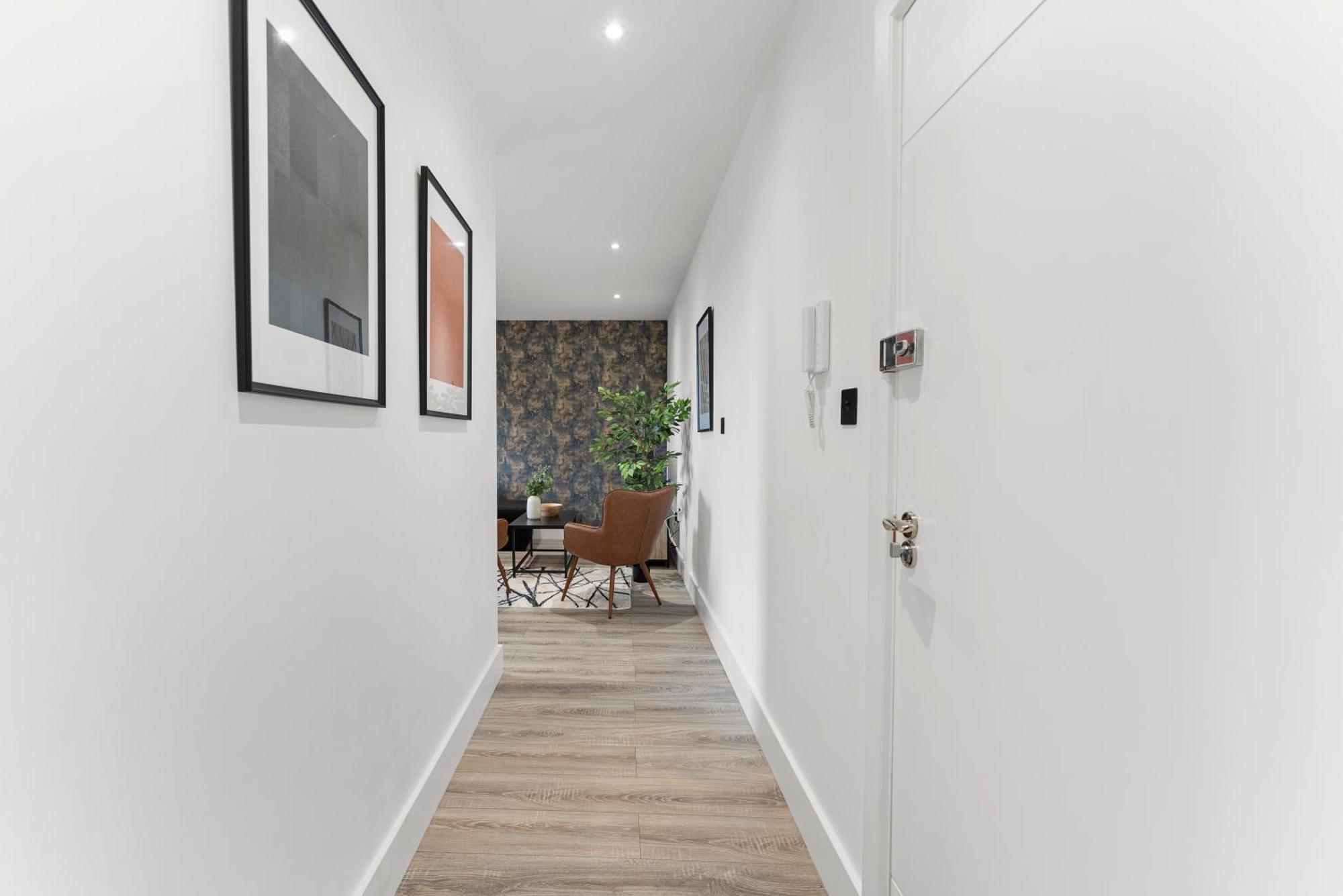 Stylish Two-Bedroom Flat In NWI Exterior foto