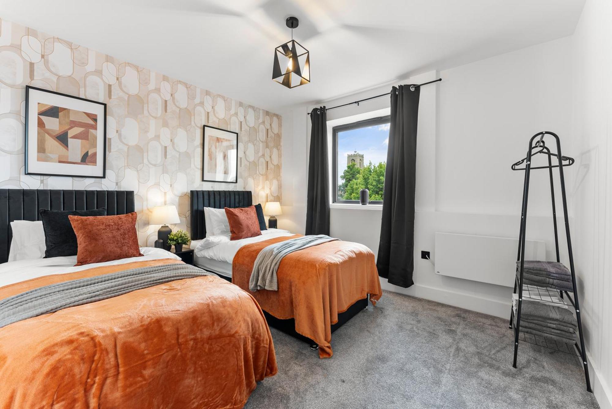 Stylish Two-Bedroom Flat In NWI Exterior foto