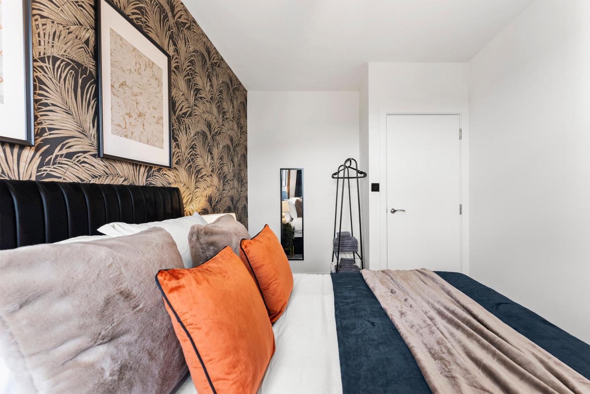 Stylish Two-Bedroom Flat In NWI Exterior foto